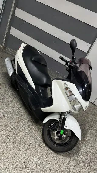 Suzuki Burgman 125 Blanca Executive
