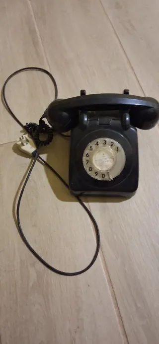 Telefone antigo preto com disco Marca desconhecida