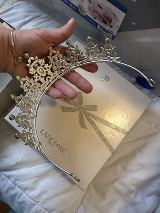 Corona grande de diamantes plateada