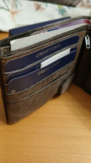 Cartera de piel gris y marrón