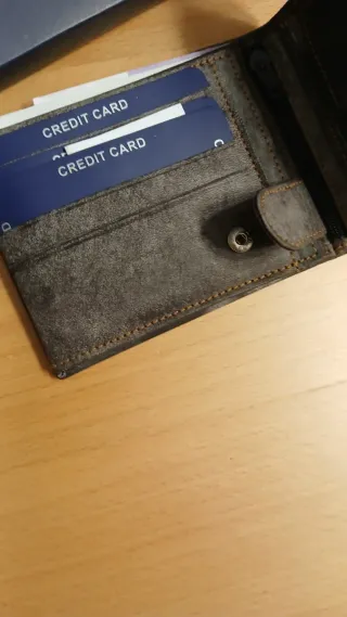 Cartera de piel gris y marrón