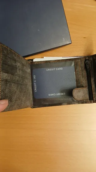 Cartera de piel gris y marrón