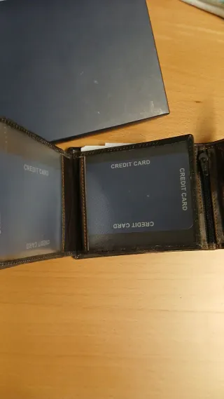 Cartera de piel gris y marrón