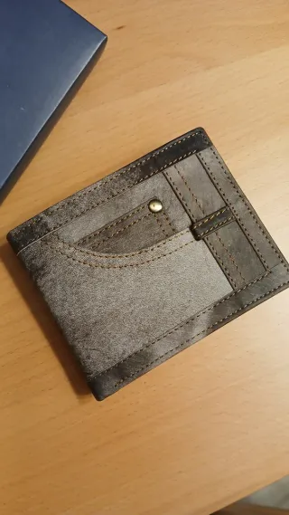Cartera de piel gris y marrón