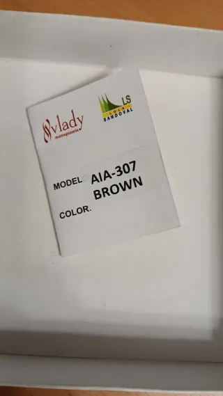 Cartera de piel gris y marrón