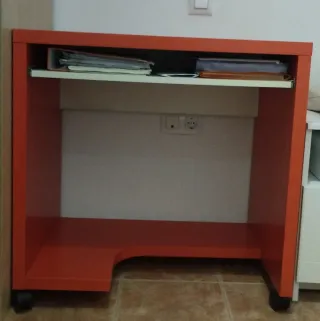 Mesa de ordenador con ruedas