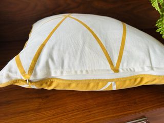 Cojín decorativo tela amarillo y blanco 40 x 40 cm