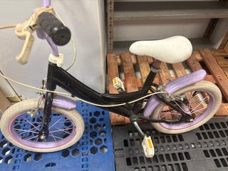 Bicicleta infantil morada y negra