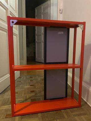 Estantería metálica roja con espejo