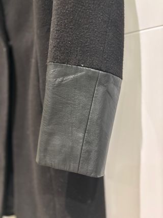 Abrigo H&M Negro con detalles polipiel