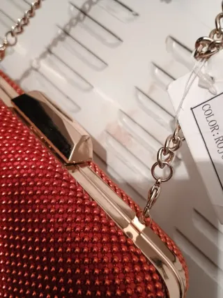 Bolso de fiesta rojo con cadena dorada