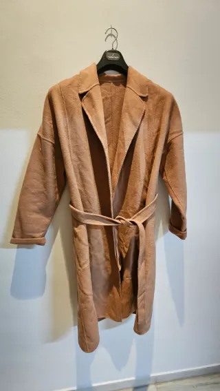 Abrigo con etiqueta largo camel Karl Mark Jhon