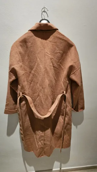 Abrigo con etiqueta largo camel Karl Mark Jhon