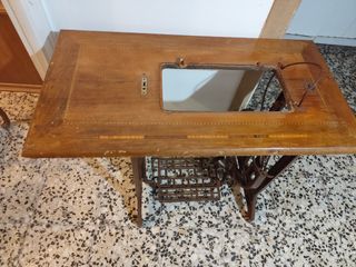 Mesa de máquina de coser Alfa antigua