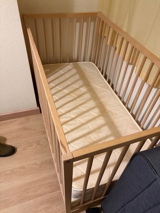 Cuna IKEA con 2 colchones y almohada