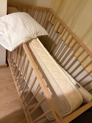 Cuna IKEA con 2 colchones y almohada
