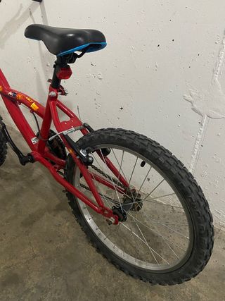 Bicicleta infantil roja