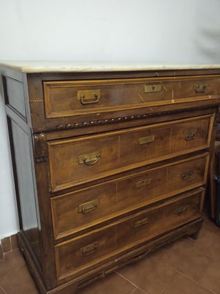 Cómoda antigua de madera con tapa de mármol