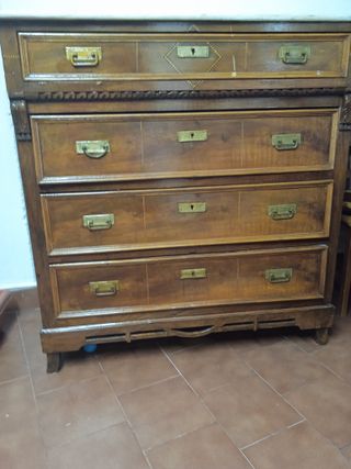 Cómoda antigua de madera con tapa de mármol