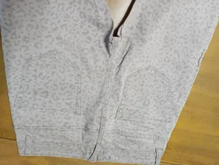Pantalón pitillo estampado animal print gris