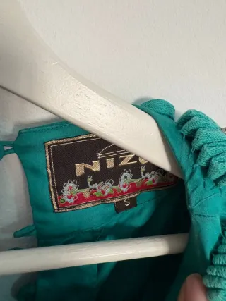 Vestido verde con cuello adornado