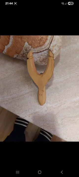 Fionda in legno intagliata uccello