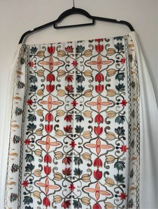 Pañuelo de lana bordado