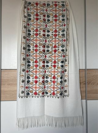 Pañuelo de lana bordado