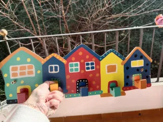 Perchero infantil casas de colores
