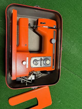 Máquina de coser naranja vintage