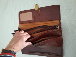 Maletín de cuero marrón con cierre