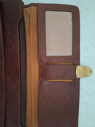 Maletín de cuero marrón con cierre