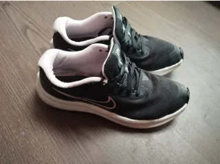 Zapatillas Nike Negras, Blancas y rosas. Poco uso.