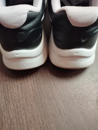 Zapatillas Nike Negras, Blancas y rosas. Poco uso.