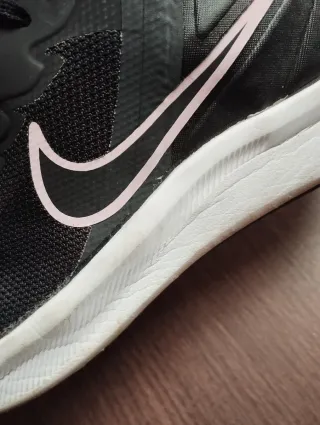 Zapatillas Nike Negras, Blancas y rosas. Poco uso.