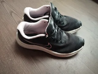 Zapatillas Nike Negras, Blancas y rosas. Poco uso.