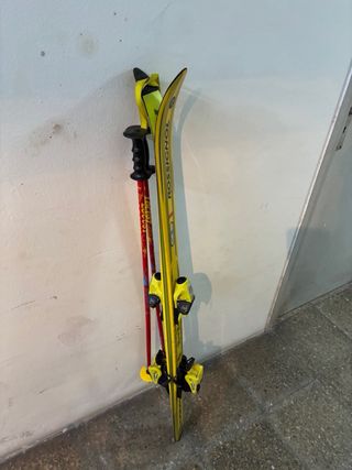 Lote esquí niño: esquís, bastones y casco