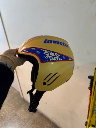 Lote esquí niño: esquís, bastones y casco