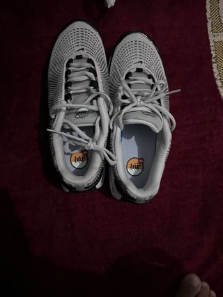 Zapatillas Nike Air Max grises y blancas
