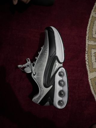 Zapatillas Nike Air Max grises y blancas