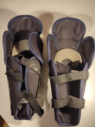 Hockey Rodilleras PALLAS Junior y Guantes CCM 10