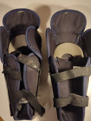 Hockey Rodilleras PALLAS Junior y Guantes CCM 10