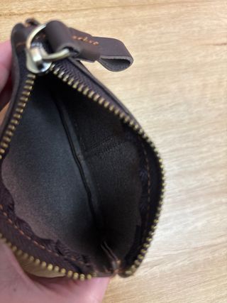 Cartera de cuero con cremallera.