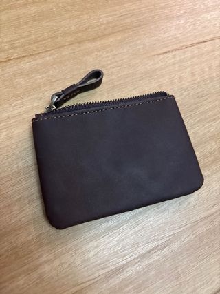 Cartera de cuero con cremallera.