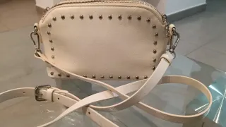 Bolso bandolera crudo tachuelas