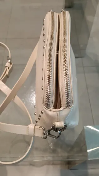 Bolso bandolera crudo tachuelas