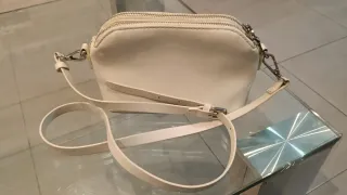 Bolso bandolera crudo tachuelas