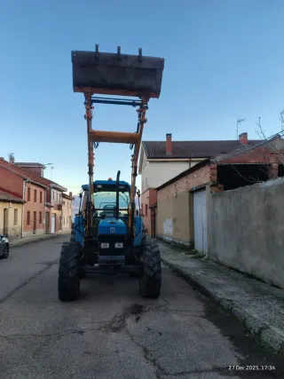 Tractor New Holland 6640 con pala