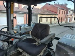 Tractor New Holland 6640 con pala