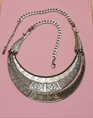 Collar plateado con grabados